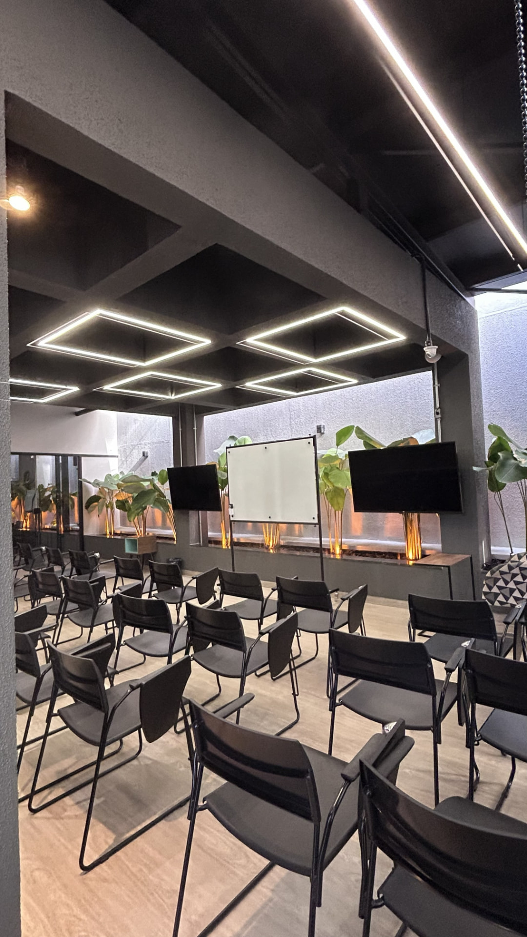 Auditório da Blocks Escritórios Flexíveis com iluminação de destaque