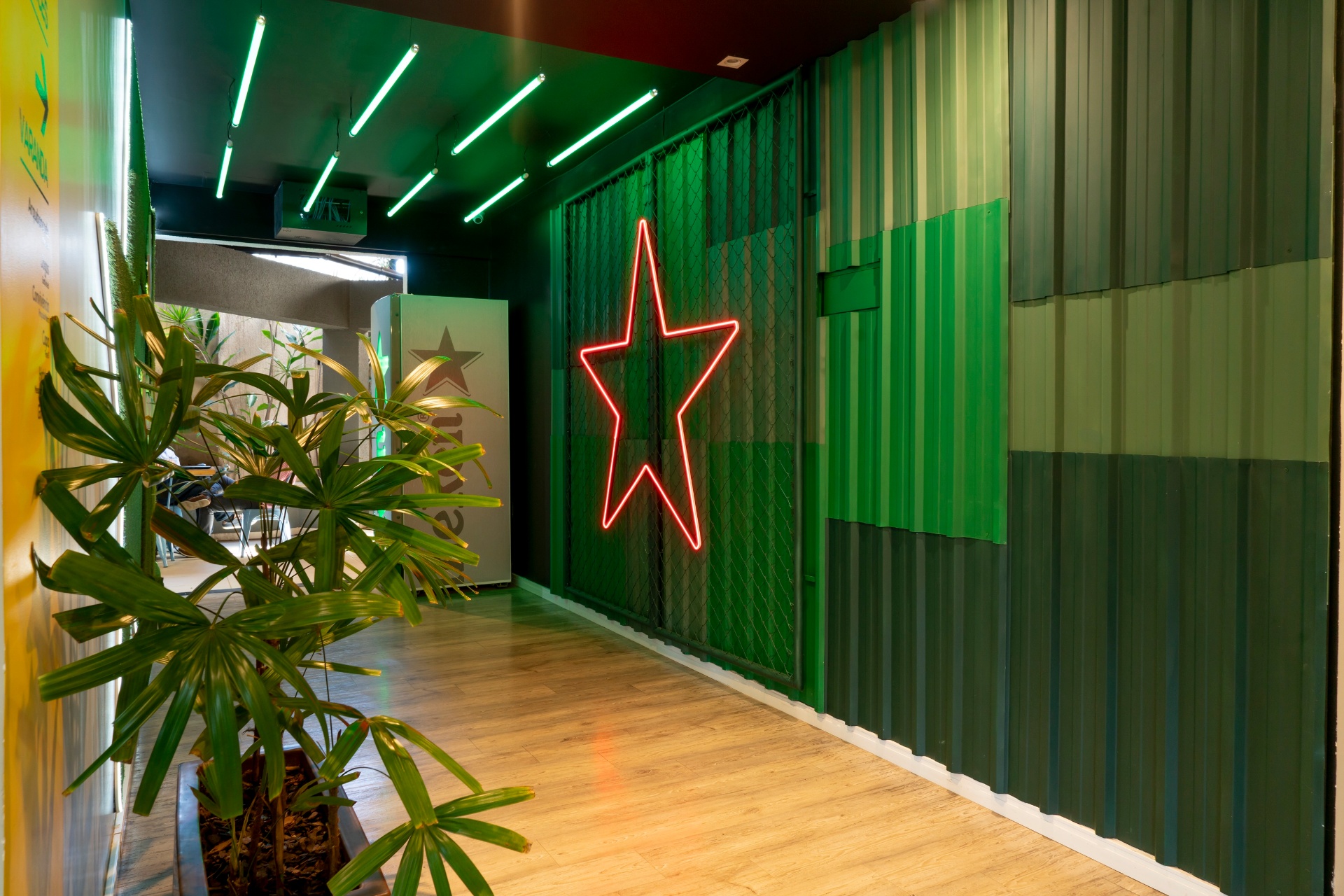 Corredor com estrela neon da área Heineken