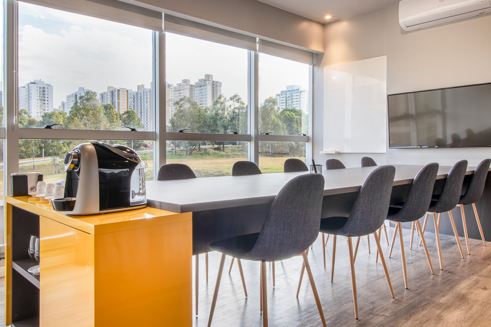 Sala de reunião com vista panorâmica e Nespresso
